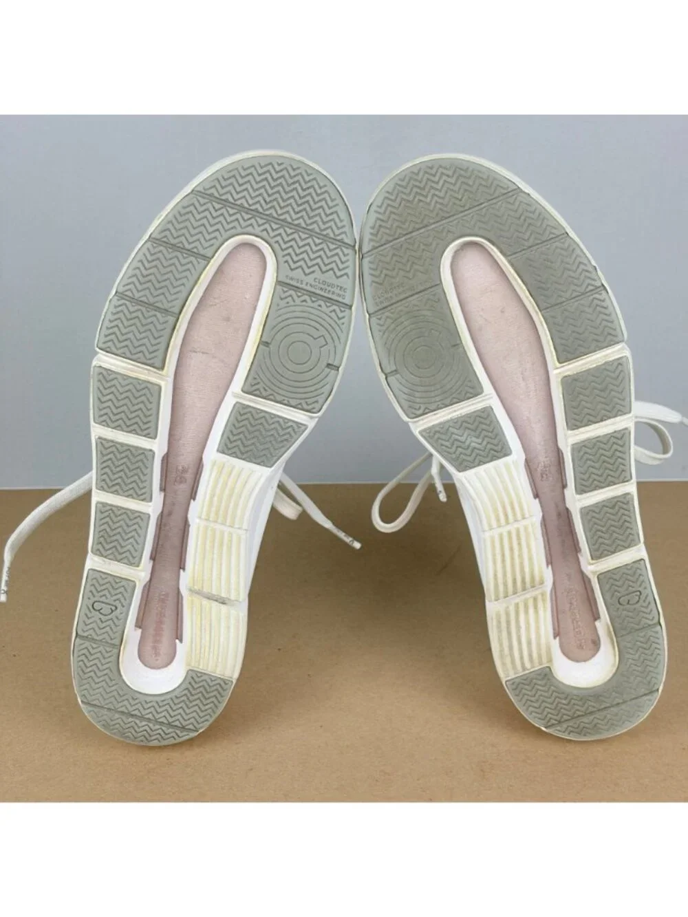 On Running The Roger Advantage Leather Tennis Shoes Womens 9 White Athletic